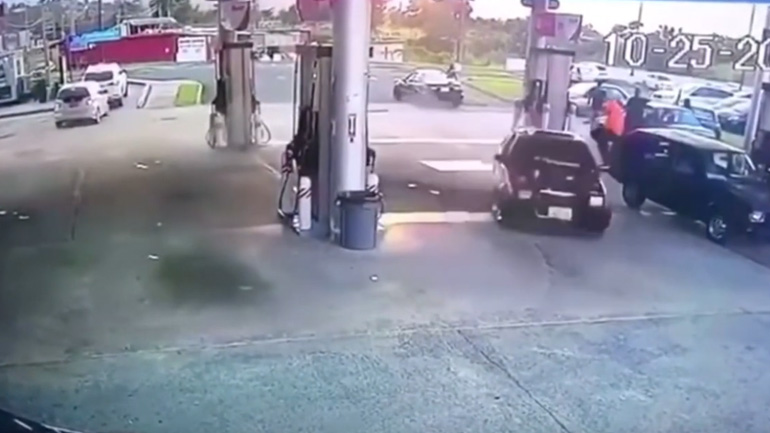 Τι κάνει ο άνθρωπος μέσα στο βενζινάδικο!